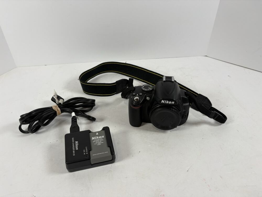 Nikon D3000 DSLR Camera Body EN-EL9 Battery Charger Strap Tested No Lens Kit